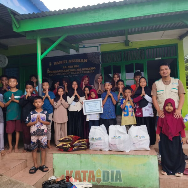 YBM PLN UP3 Bulukumba Tebar Kepedulian Jumat Berkah Bagi Anak Yatim di Jalanjang